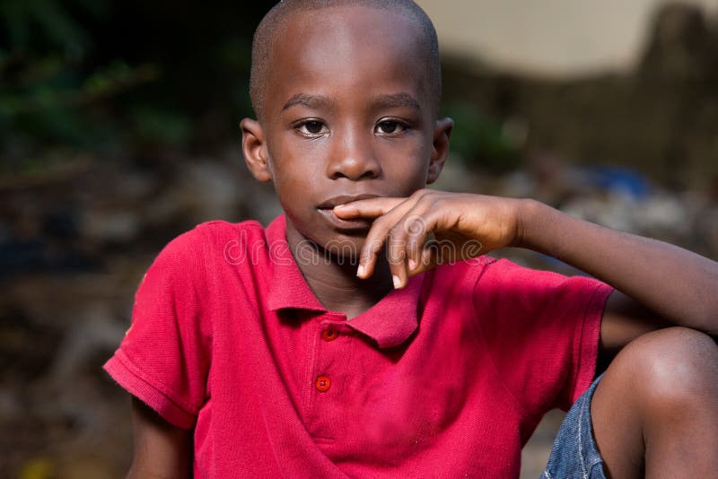 Little boy sitting alone and thoughtful royalty free stock photography Little boy sitting alone and thoughtful royalty free stock photography