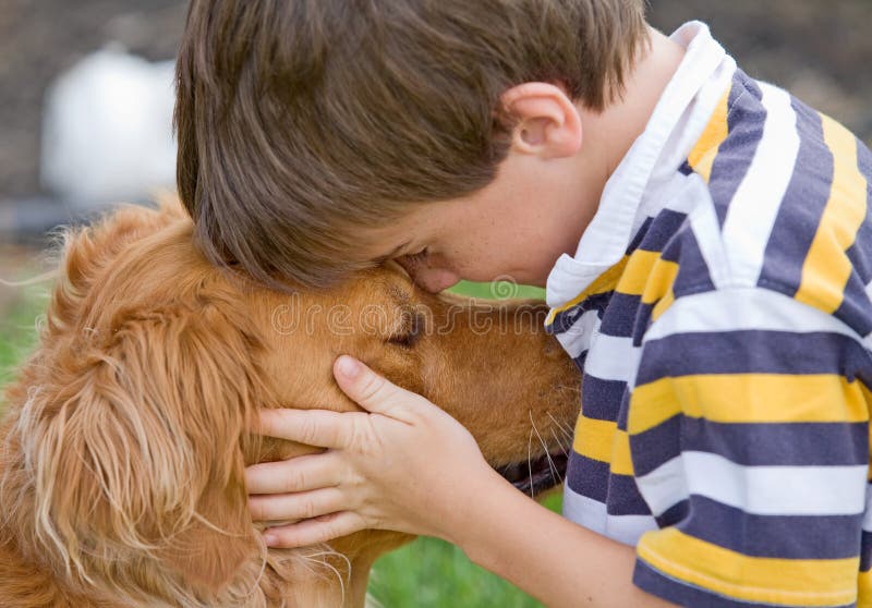 Little Boy und Hund lizenzfreie stockfotografie Little Boy und Hund lizenzfreie stockfotografie