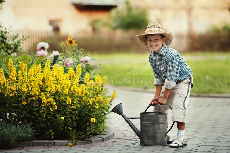 Мальчик несет ведра с водой. Мальчик с лейкой. Дети поливают цветы. Лейка для детей. Мальчик с лейкой в саду.