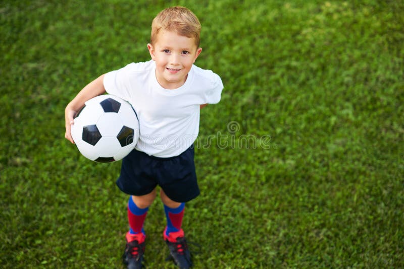 Little Boy ćwiczy piłka nożna outdoors zdjęcie royalty free Little Boy ćwiczy piłka nożna outdoors zdjęcie royalty free