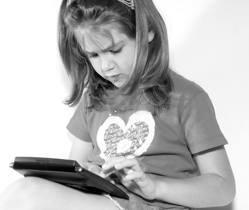 Malé dievča si hrá s kalkulačka / počítač objekt v čiernej a bielej izolované na bielom pozadí.