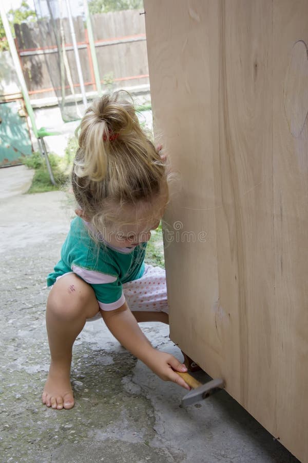 Little child and hammer