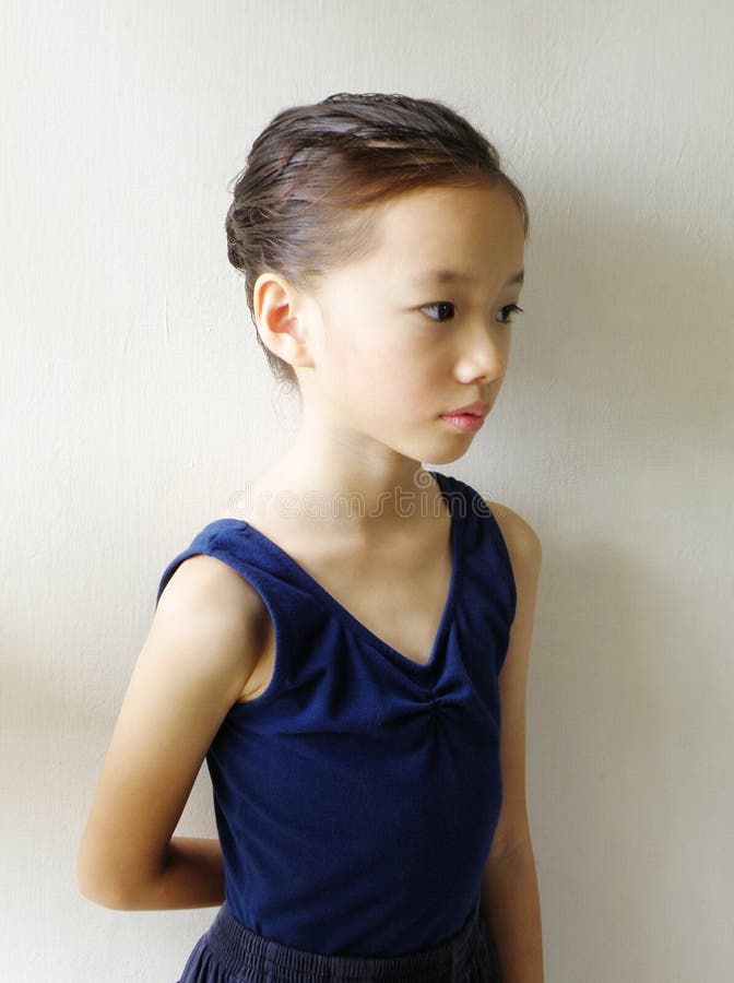 Obraz z mladý čínština tanečník v modrý trikot vlasy svázaný nahoru v klasický houska.