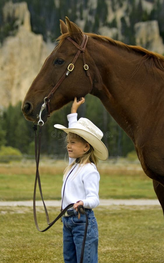 Poco riverso tenendo il suo cavallo e graffi sotto la mascella.