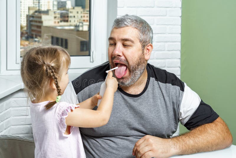 Отец с сединой. Mummy and father pulverize the childminder together.