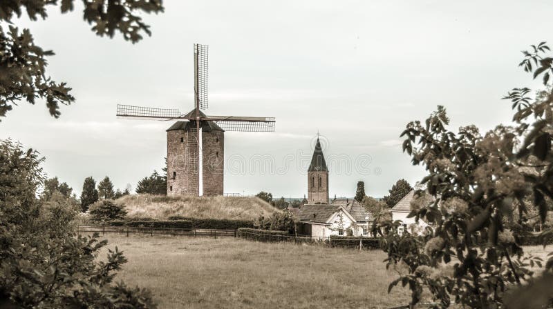 Tento je typický starý holandský veterný mlyn sépia farby pridané na dať tradičný cítiť.