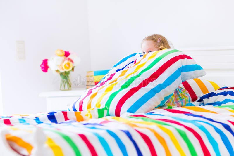 Little girl in bed stock photography Little girl in bed stock photography