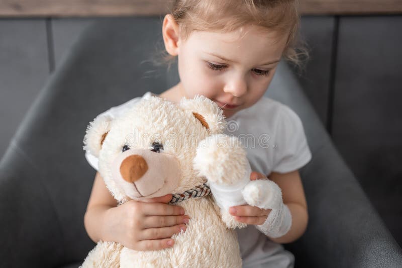 teddy bear with broken arm and little birdie with get well greeting Stock  Photo - Alamy