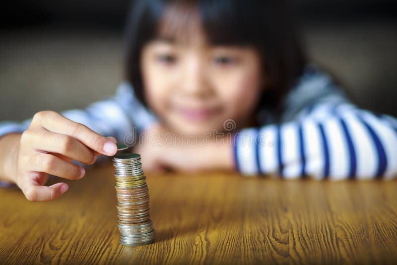 Little girl counts his coins on a table royalty free stock images Little girl counts his coins on a table royalty free stock images