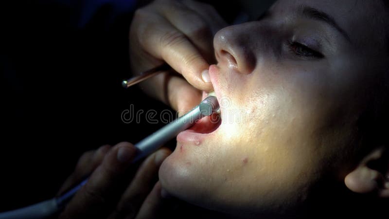 Little girl at the dentist examining a tooth stock images Little girl at the dentist examining a tooth stock images