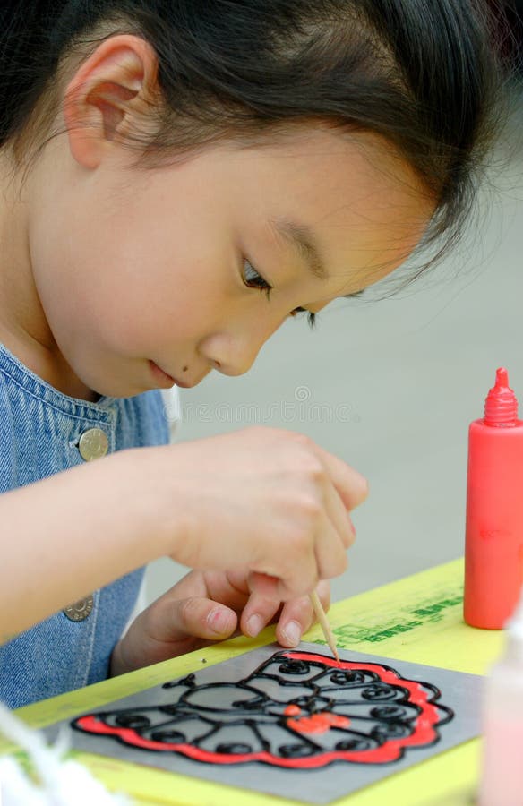 La bambina nel corso di arte.