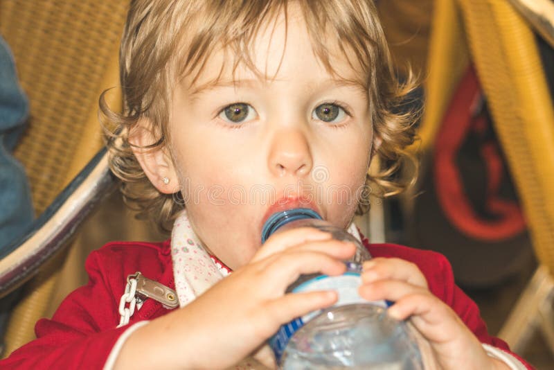 Little girl drinking water from a plastic bottle stock photography Little girl drinking water from a plastic bottle stock photography