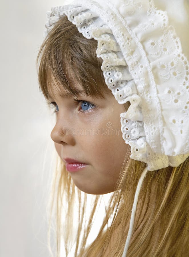 Little girl i lace cap