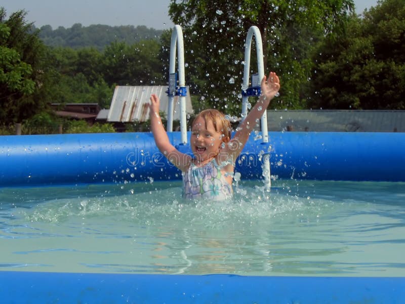 Una ragazza carina salti e tuffi in piscina.