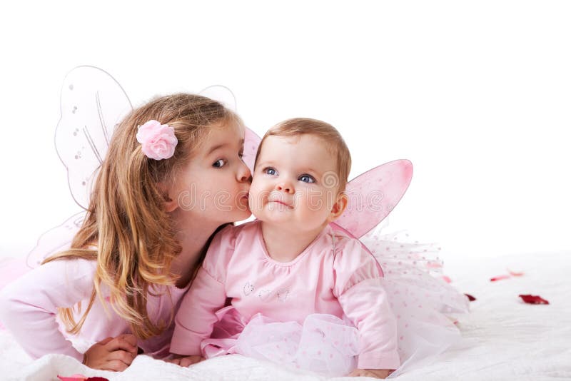 Маленькая девочка целует котёнка. Девочка целует маленького новорожденного. Elder sister картинки для детей. Две маленькие сестрички летом с бабочками в руках.