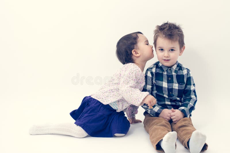 Симбочка младший и старший в месте. Обои на рабочий стол мальчик в очках целует девочку. She and her older brother