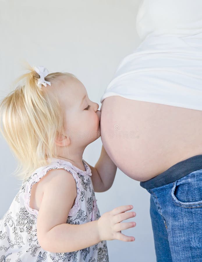 Bambina Baciare Nuovo Fratello.