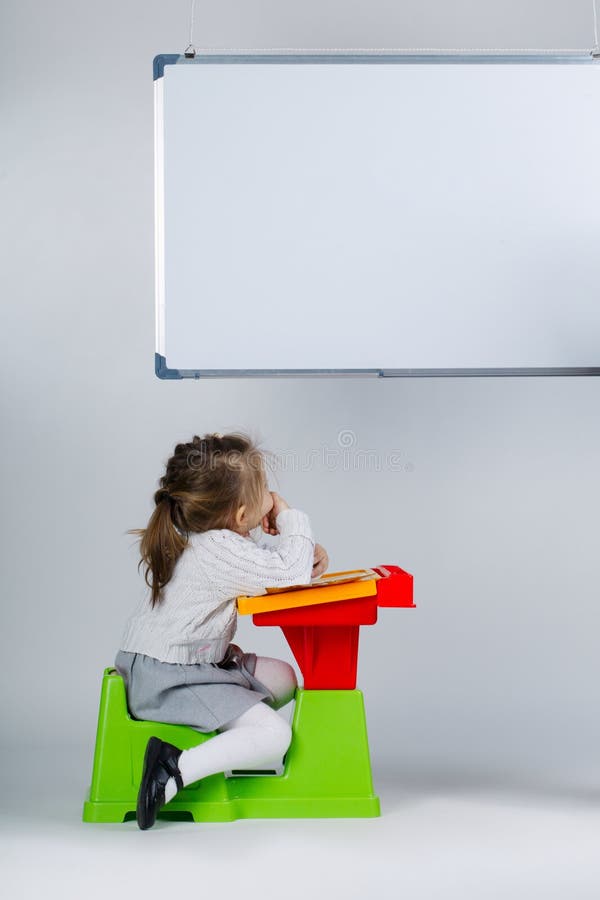 Little girl looking at marker board royalty free stock photos Little girl looking at marker board royalty free stock photos