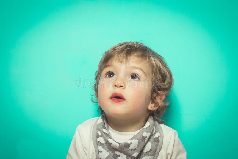 Little girl looking up at the sky. Close-up of a little girl looking up royalty free stock photos Little girl looking up at the sky. Close-up of a little girl looking up royalty free stock photos