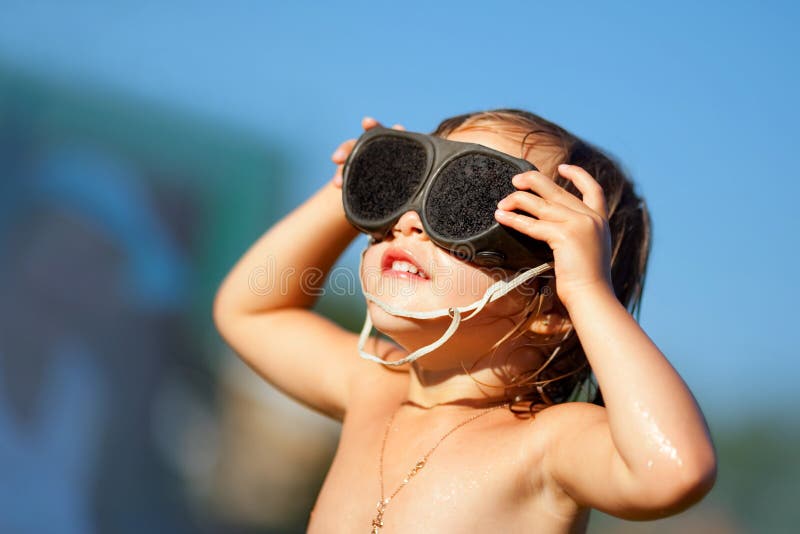 Little girl looks at sun