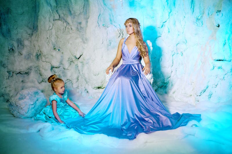 Princess Elsa and Anna from Frozen 2 Magical Journey. this Event is a  Promotion for New Disney Blockbuster Movie Editorial Image - Image of  dress, castle: 164197410