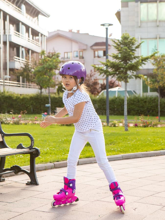 Rood Collega beetje Little Girl on Roller Skates in Helmet Stock Image - Image of girl, skate:  178143037