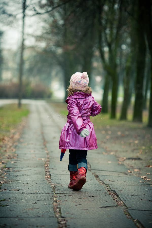 Like taking a walk. Девочка бежит в розовой куртке с белыми волосами. Лялька бежит.