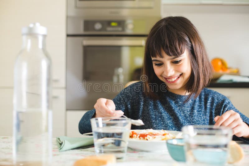 She the dishes already. Девочка с рассыпанными продуктами на кухне.