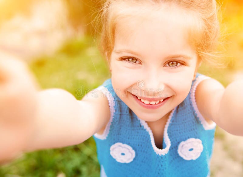 Bella bambina preso le foto della sua auto in un giorno d'estate.