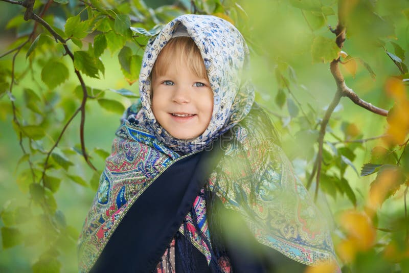 Bambina che indossa tradizionale russo pavloposadsky a velo.