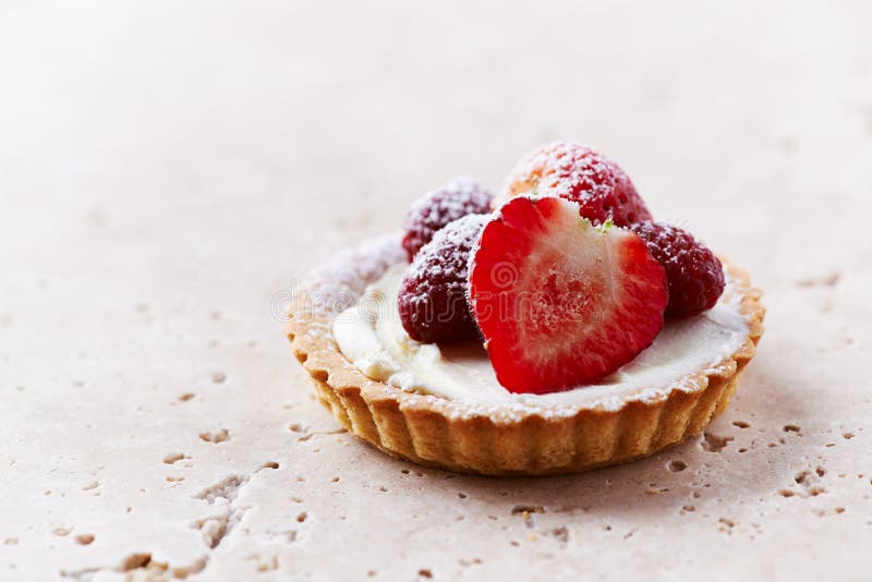 Little mascarpone tart with fresh summer berries