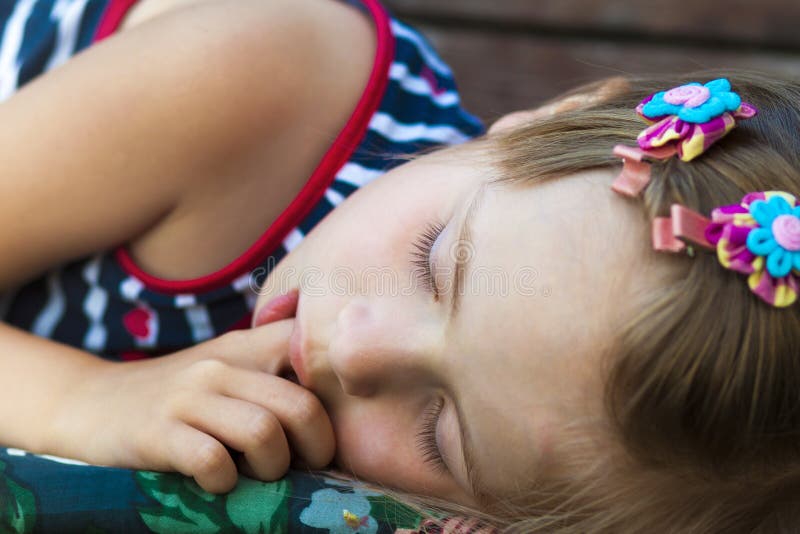 Poco bella ragazza dormire, aspirazione pollice un con dolce sogni.