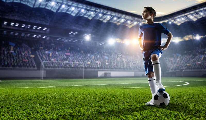 Niños - Campeón Del Fútbol Portero Del Muchacho En Ropa De Deportes Del  Fútbol En Estadio Con La Bola Concepto Del Deporte Foto de archivo - Imagen  de campo, bola: 109246350