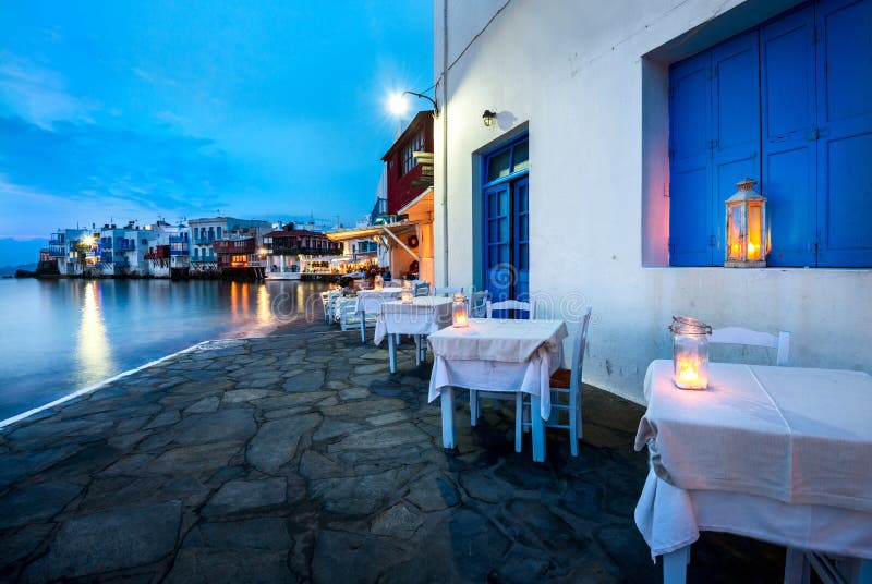 Edifici poco La zona da, la maggioranza da quale Sono un ristorante un barre, avere era costruito la legge sul il mare bordo balconi sovrastante Acqua.