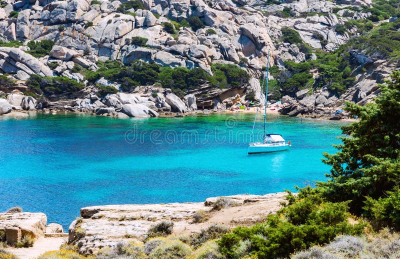 Littoral avec le yacht isolé en Sardaigne image stock Littoral avec le yacht isolé en Sardaigne image stock