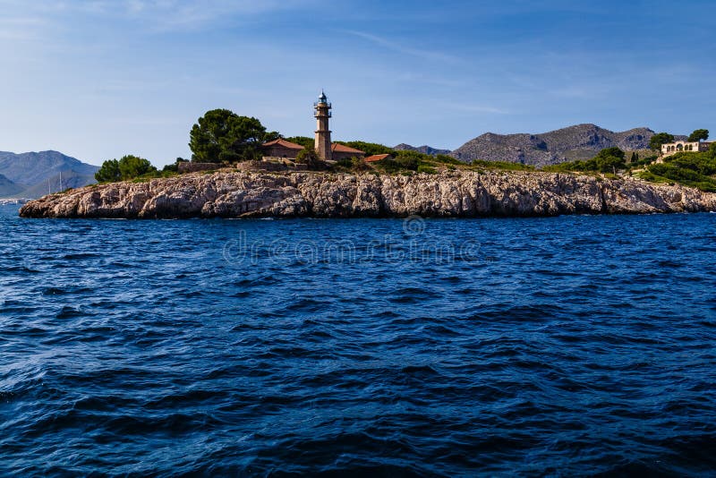 Littoral rocheux avec le phare et les bâtiments photo stock Littoral rocheux avec le phare et les bâtiments photo stock