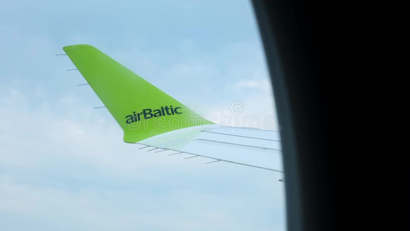 Lituanie 18 juin 2023 aile d'avion dans les nuages. compagnie de logo airbaltic. vue sur un avion à passagers volant banque de vidéos