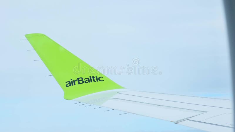 Lituanie 18 juin 2023 aile d'avion dans les nuages. compagnie de logo airbaltic. vue sur un avion à passagers volant clips vidéos