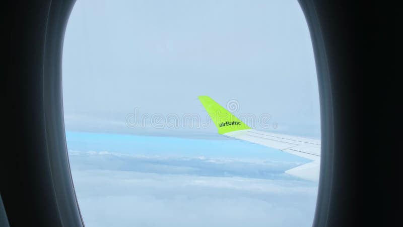 Lituanie 18 juin 2023 aile d'avion dans les nuages. compagnie de logo airbaltic. vue sur un avion à passagers volant banque de vidéos