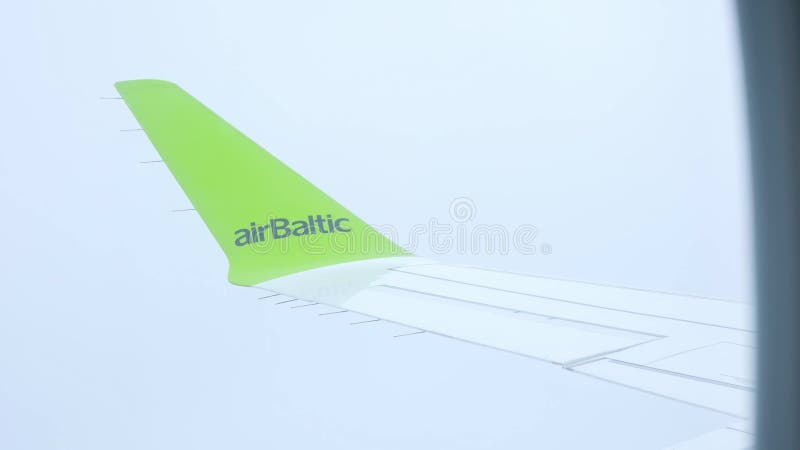 Lituanie 18 juin 2023 Aile d'avion dans les nuages. Société du logo AirBaltic. Vue sur un avion de passagers volant à travers clips vidéos