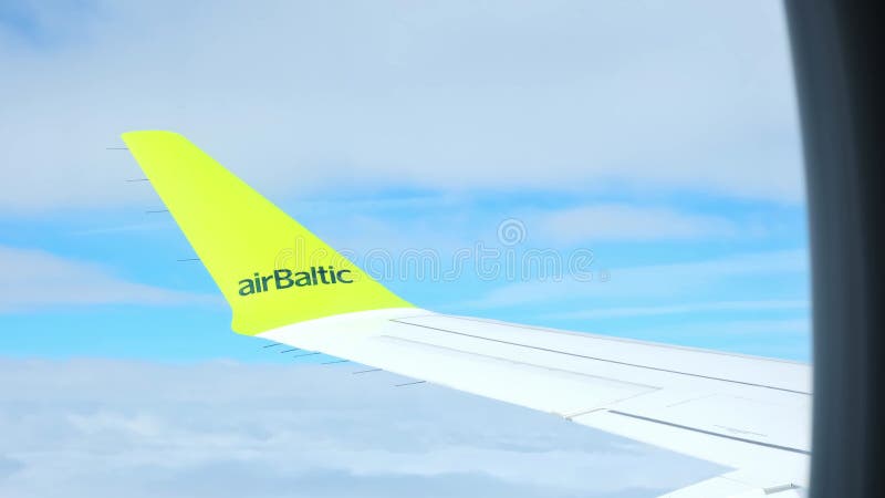 Lituanie 18 juin 2023 Aile d'avion parmi les nuages par jour ensoleillé. Société du logo AirBaltic. Une vue de l'avion banque de vidéos