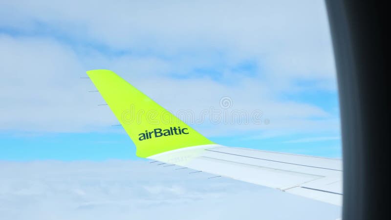 Lituanie 18 juin 2023 Aile d'avion parmi les nuages par jour ensoleillé. Société du logo AirBaltic. Une vue depuis un vol banque de vidéos