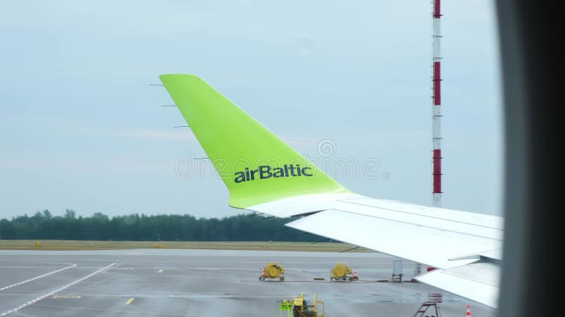 Lituanie 18 juin 2023 Vue du hublot à l'aile de l'avion de passagers en mouvement le long de la piste. AirBaltique banque de vidéos