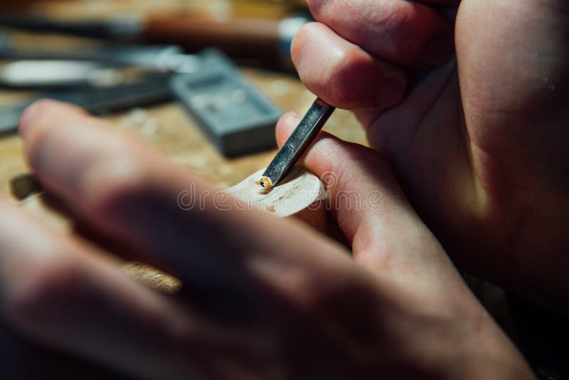 Liutaio matrice dell'artigiano che lavora alla creazione di un violino lavoro dettagliato scrupoloso su legno fotografia stock libera da diritti Liutaio matrice dell'artigiano che lavora alla creazione di un violino lavoro dettagliato scrupoloso su legno fotografia stock libera da diritti