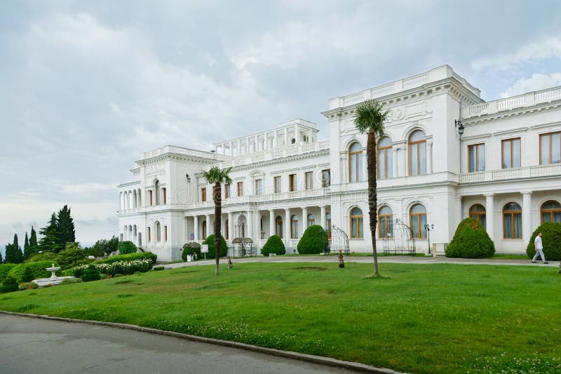 Livadiya slott - tidigare uppehåll av de ryska kejsarna som lokaliseras på den Black Sea kusten i byn av Livadia i Yalta royaltyfri bild Livadiya slott - tidigare uppehåll av de ryska kejsarna som lokaliseras på den Black Sea kusten i byn av Livadia i Yalta royaltyfri bild
