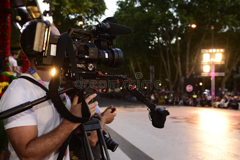 Live Broadcast exterior, câmara de televisão, operador cinematográfico, projetores fotografia de stock
