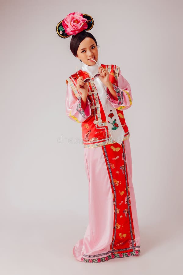 Live wave Lovely Asian women wear Chinese Qing Dynasty clothes. When shooting, the model should change into ancient clothes, dress up with retro makeup and stock image Live wave Lovely Asian women wear Chinese Qing Dynasty clothes. When shooting, the model should change into ancient clothes, dress up with retro makeup and stock image