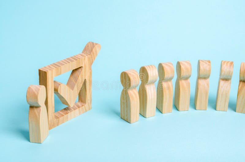 Livelinie von Leuten steht zusammen zu einer Zecke im Kasten Das Konzept von Wahlen und von Sozialtechnologien freiwilliger lizenzfreies stockbild Livelinie von Leuten steht zusammen zu einer Zecke im Kasten Das Konzept von Wahlen und von Sozialtechnologien freiwilliger lizenzfreies stockbild