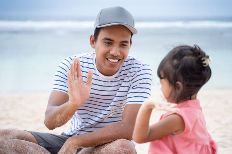 Livello cinque della figlia e del padre fotografie stock Livello cinque della figlia e del padre fotografie stock
