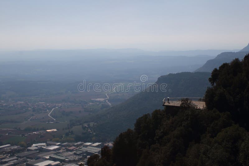 Livello della piattaforma di osservazione nelle montagne di Pirenei fotografie stock libere da diritti Livello della piattaforma di osservazione nelle montagne di Pirenei fotografie stock libere da diritti